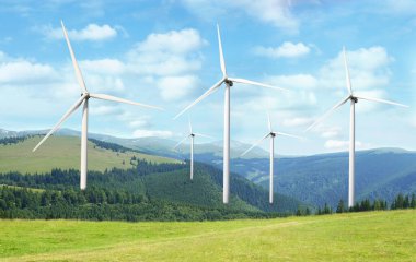 Alternatif enerji kaynağı. Mavi gökyüzünün altındaki dağlarda rüzgar türbinleri