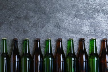 Bira şişeleri gri masada, düz yerde. Metin için boşluk