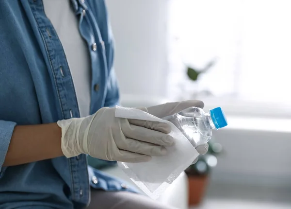 Mujer Botella Agua Limpieza Con Toallita Húmeda Interior Primer Plano — Foto de Stock