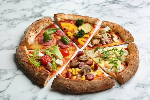 Snijwonden Van Verschillende Heerlijke Pizza Witte Marmeren Tafel — Stockfoto