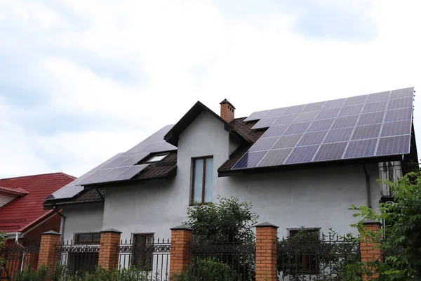 Casa Com Painéis Solares Instalados Telhado Fonte Energia Alternativa — Fotografia de Stock