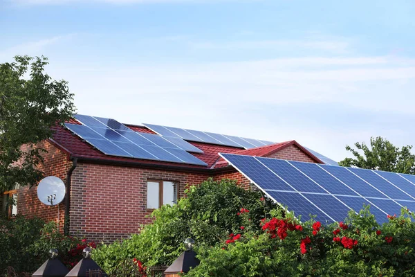 Casa Com Painéis Solares Instalados Telhado Fonte Energia Alternativa — Fotografia de Stock