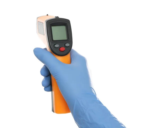 白い背景に非接触赤外線温度計を保持しているラテックス手袋の医師 クローズアップ 温度の測定 — ストック写真
