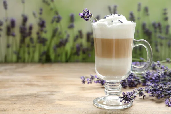 Delizioso Latte Con Lavanda Sul Tavolo Legno Spazio Testo — Foto Stock