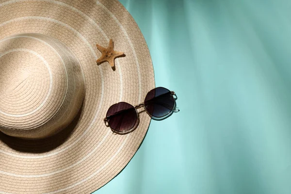 Elegante Sombrero Estrellas Mar Gafas Sol Sobre Fondo Azul Claro —  Fotos de Stock