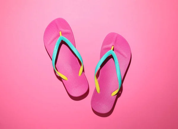 Par Chanclas Con Estilo Sobre Fondo Rosa Vista Superior Objetos — Foto de Stock