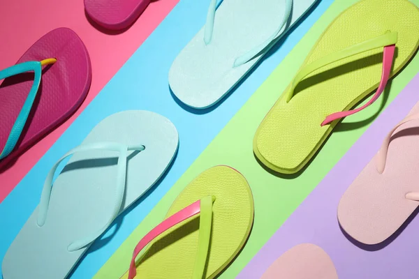 Flache Komposition Mit Flip Flops Auf Farbigem Hintergrund Strandobjekte — Stockfoto