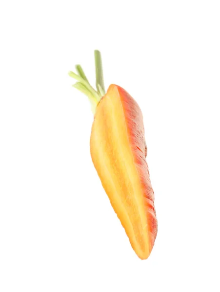 一半新鲜成熟的胡萝卜在白色上分离 — 图库照片