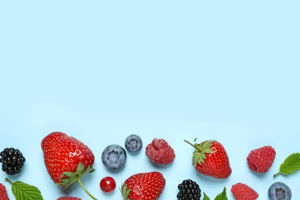 ライトブルーの背景に異なる新鮮な果実 平らなレイアウト テキストのスペース — ストック写真