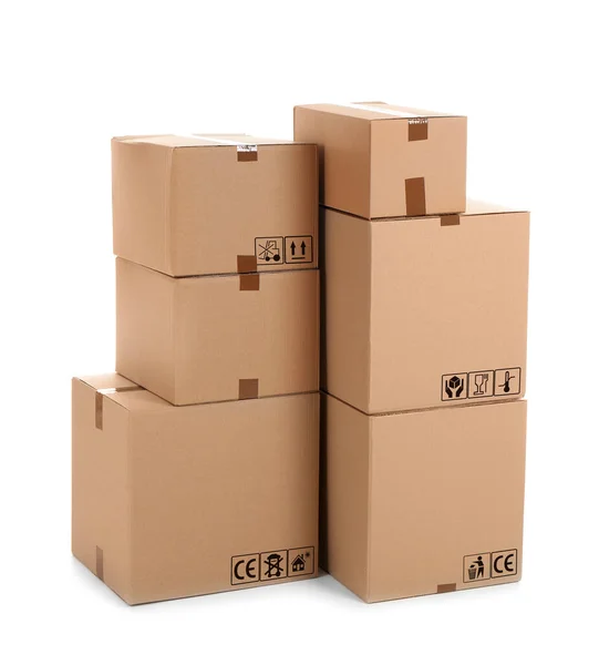 包裹递送 白色背景上有不同包装符号的纸盒 — 图库照片