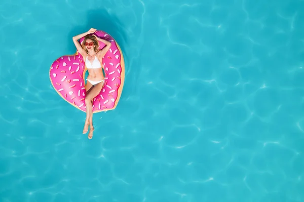 Junge Glückliche Frau Mit Aufblasbarem Ring Schwimmbad Draufsicht Und Platz — Stockfoto