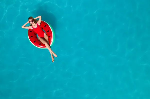 Junge Glückliche Frau Mit Aufblasbarem Ring Schwimmbad Draufsicht Und Platz — Stockfoto