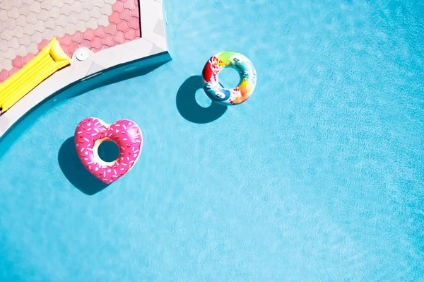 Anillos Inflables Flotando Piscina Vista Superior Con Espacio Para Texto —  Fotos de Stock