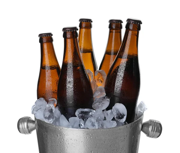 Balde Metal Com Cubos Cerveja Gelo Isolados Branco — Fotografia de Stock