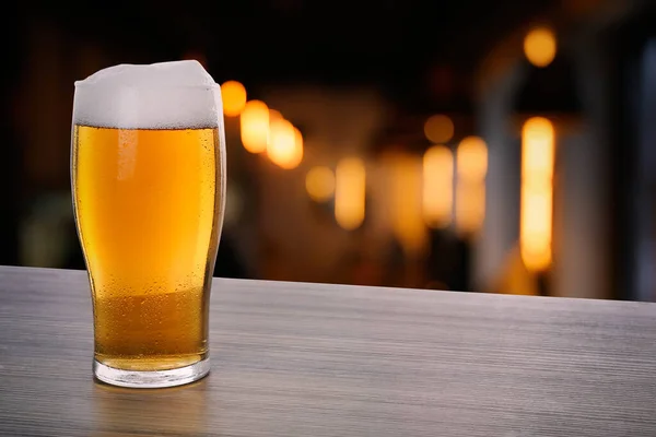 Bière Fraîche Sur Table Bois Dans Pub Espace Pour Texte — Photo