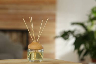 Aromatik kamış oda spreyi içerideki masada. Metin için boşluk