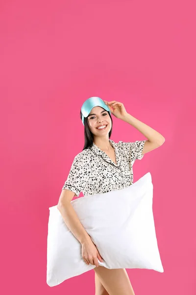 Junge Frau Mit Kopfkissen Und Schlafmaske Auf Rosa Hintergrund — Stockfoto