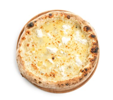 Lezzetli peynirli pizza beyazda izole edilmiş, üst manzara
