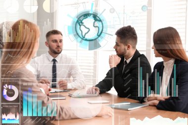 İş adamları konferans salonunda ve dünya çapında toplantı yapıyorlar. Modern teknoloji