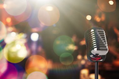 Karaoke kulübünde klasik mikrofon. Metin için boşluk