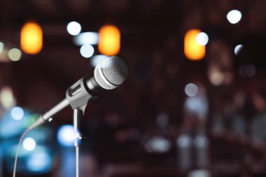 Karaoke kulübünde modern mikrofon. Metin için boşluk