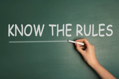 Altını çizen kadın tahtadaki kuralları biliyor, yakın plan