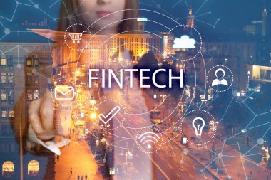 Fintech konsepti. Şehir manzarası ve iş kadını, yakın çekim.