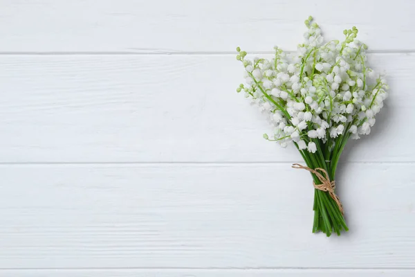 白い木製のテーブルの上に谷の花の美しいユリ トップビュー テキストのスペース — ストック写真