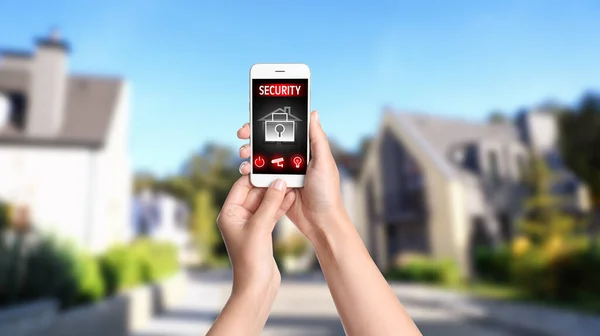 Mujer Monitoreando Cámaras Cctv Modernas Teléfono Inteligente Cerca Casa Primer — Foto de Stock