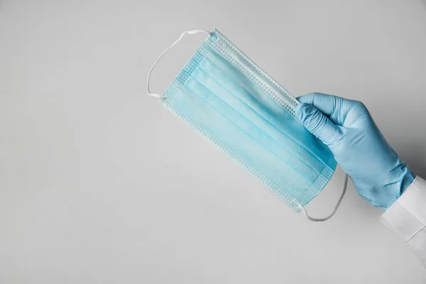 라텍스 장갑을 가벼운 배경에 일회용 마스크를 의사는 텍스트를 공간으로 합니다 — 스톡 사진