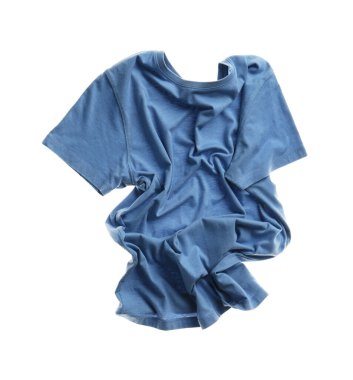 Kırışık mavi tişört beyazda izole edilmiş. Kirli kıyafetler.