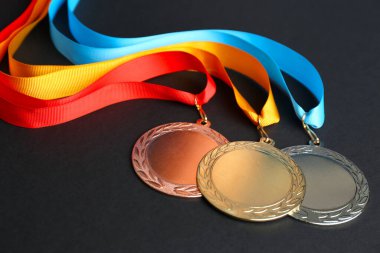Siyah arka planda altın, gümüş ve bronz madalyalar. Tasarım için boşluk