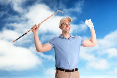 Golf sopalı genç adam mavi gökyüzüne karşı