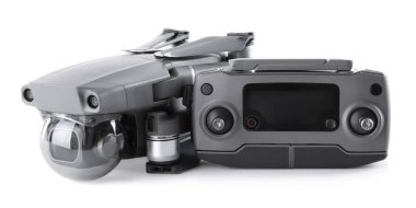 Denetleyici beyaz üzerine izole edilmiş modern drone