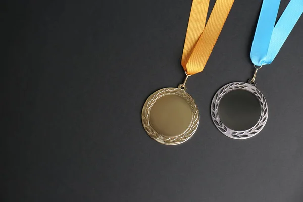 Medalhas Ouro Prata Sobre Fundo Preto Flat Lay Espaço Para — Fotografia de Stock