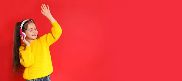 Niña Escuchando Música Con Auriculares Sobre Fondo Rojo Espacio Para — Foto de Stock