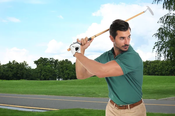 Junger Mann Spielt Golf Auf Golfplatz Mit Grünem Gras — Stockfoto