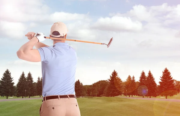 Mladý Muž Hraje Golf Hřišti Zelenou Trávou Pohled Zezadu Prostor — Stock fotografie