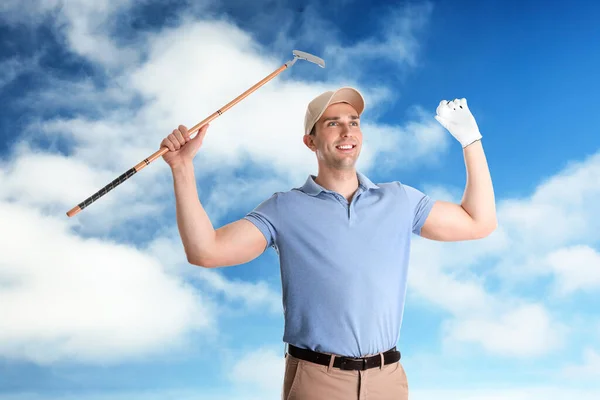 Joven Con Palo Golf Contra Cielo Azul —  Fotos de Stock