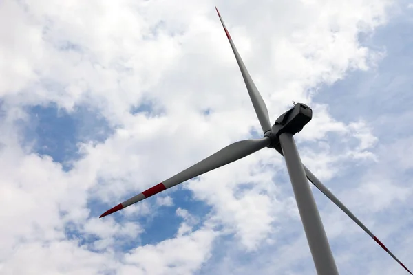 Moderne Windturbine Tegen Bewolkte Lucht Close Alternatieve Energiebron — Stockfoto