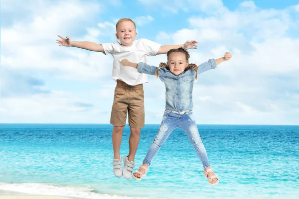 Bonito Menino Menina Escola Pulando Praia Perto Mar Férias Verão — Fotografia de Stock