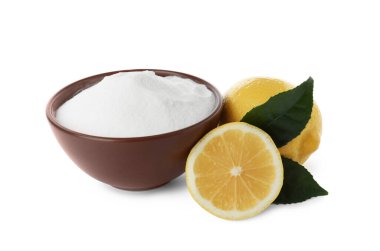 Beyaz arka planda kabartma tozu ve limon kesimi