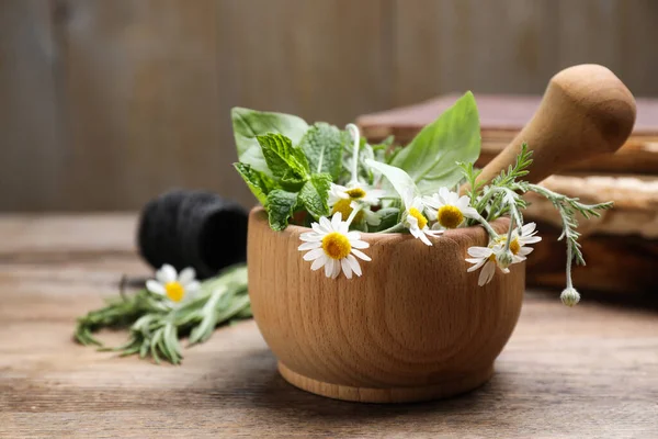 Argamassa Com Flores Camomila Hortelã Verde Fresco Mesa Madeira Ervas — Fotografia de Stock