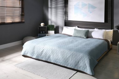 Dekoratif duvarında resmi olan rahat bir yatak odası. İç tasarım