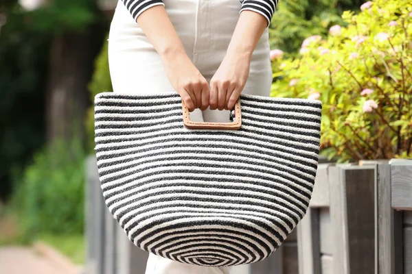 Mujer Joven Con Elegante Bolso Verano Aire Libre Primer Plano — Foto de Stock