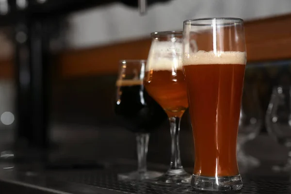 バーカウンターのグラスで異なるビール テキストのためのスペース — ストック写真
