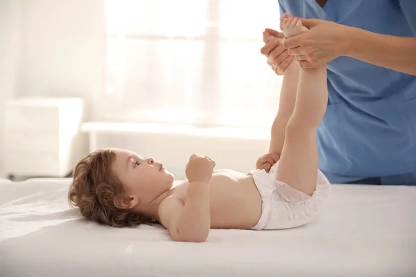 Orthopedisch Onderzoek Van Kleine Baby Bed Binnen — Stockfoto