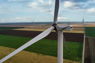 Modern rüzgar türbini, yakın plan. Alternatif enerji kaynağı