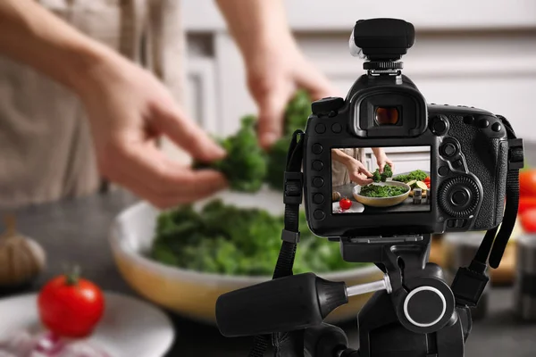브로콜리와 샐러드를 만드는 카메라에 — 스톡 사진