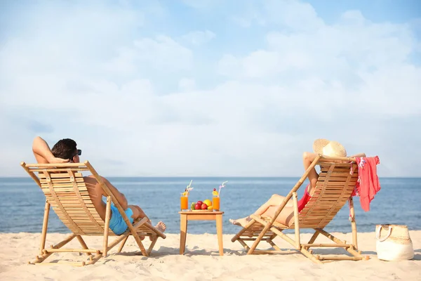 Pareja Descansando Soleada Playa Del Resort — Foto de Stock